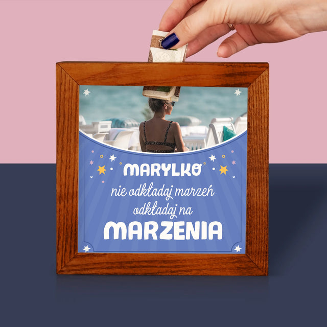 Zdjęcie I Podpis: Nie Odkładaj Marzeń - Drewniana Skarbonka