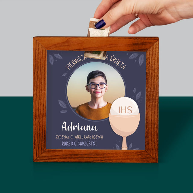 Zdjęcie I Podpis: Pierwsza Komunia Święta - Drewniana Skarbonka