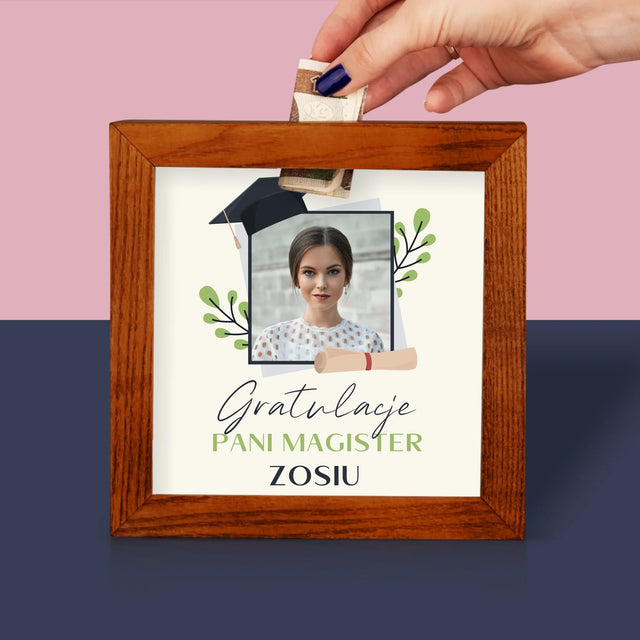 Zdjęcie I Podpis: Gratulacje Magister - Drewniana Skarbonka