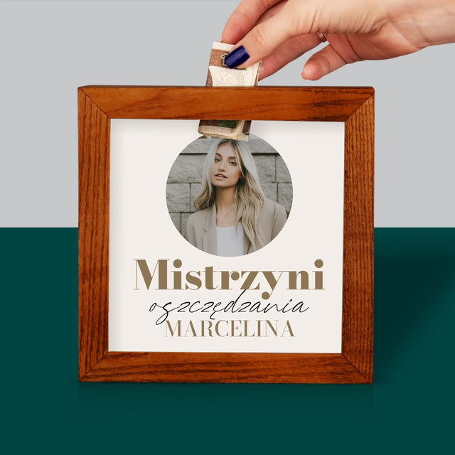 Zdjęcie I Podpis: Mistrzyni Planowania - Drewniana Skarbonka