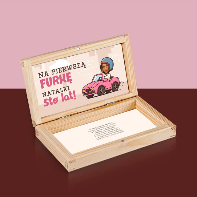 Zdjęcie i Podpis: Na Pierwszą Furkę - Drewniane Pudełko Na Pieniądze