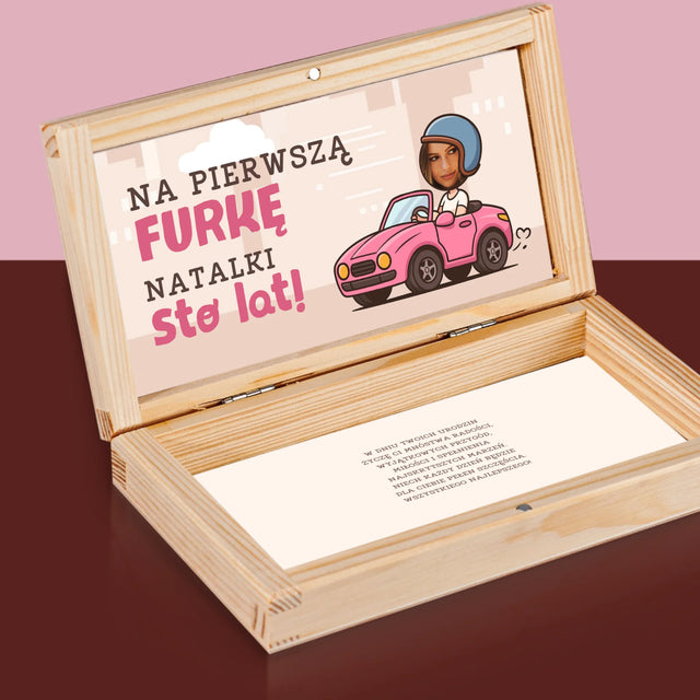 Zdjęcie i Podpis: Na Pierwszą Furkę - Drewniane Pudełko Na Pieniądze