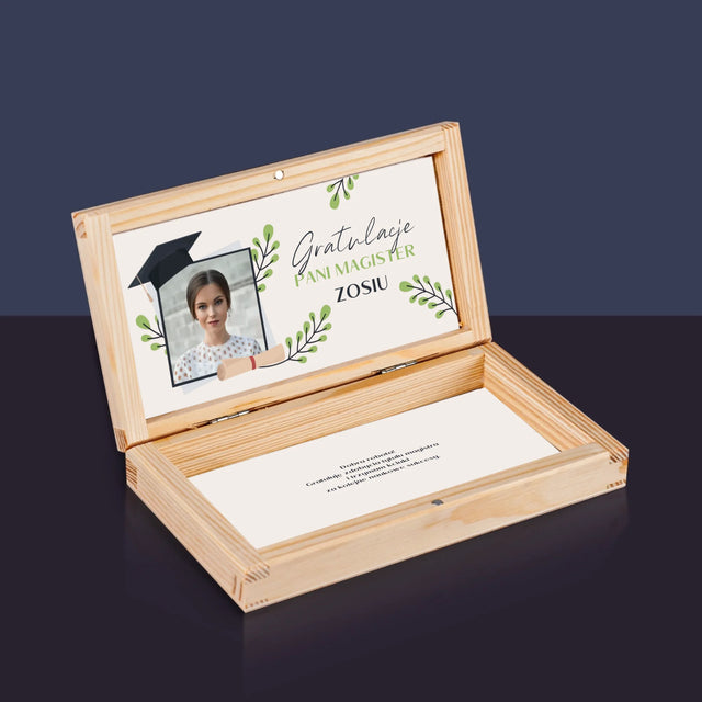 Zdjęcie i Podpis: Gratulacje Magister - Drewniane Pudełko Na Pieniądze