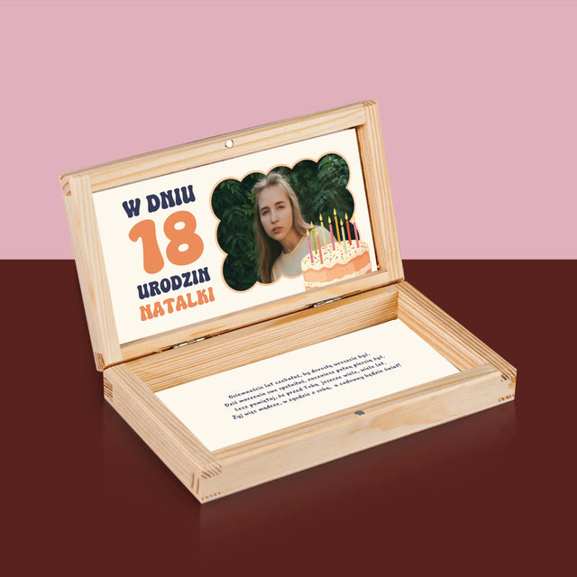 Zdjęcie i Podpis: w Dniu 18 Urodzin - Drewniane Pudełko Na Pieniądze