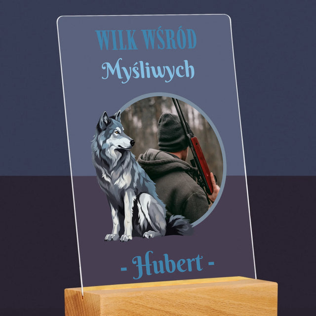 Zdjęcie I Podpis: Wilk Wśród Myśliwych - Wydruk Na Szkle Akrylowym