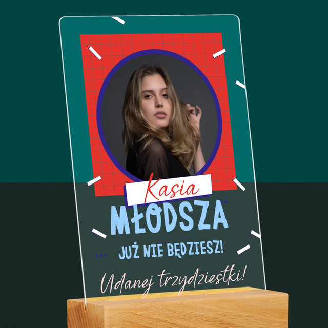 Zdjęcie i Podpis: Młodsza Nie Będziesz - Wydruk Na Szkle Akrylowym