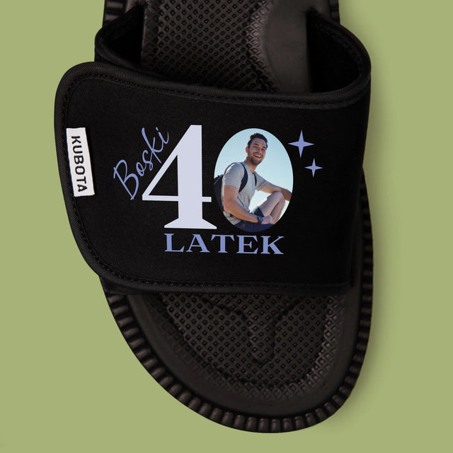 Zdjęcie i Podpis: Boski 40-Latek - Klapki Kubota