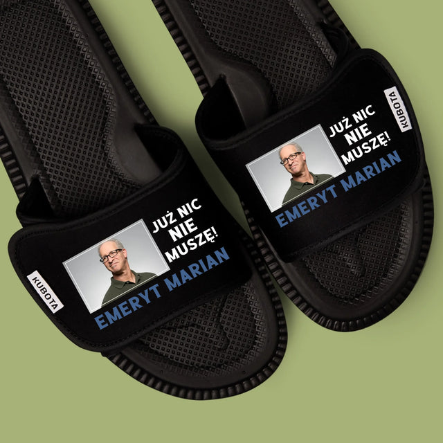 Zdjęcie i Podpis: Nic Nie Muszę! Emeryt - Klapki Kubota