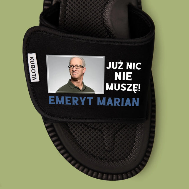 Zdjęcie i Podpis: Nic Nie Muszę! Emeryt - Klapki Kubota