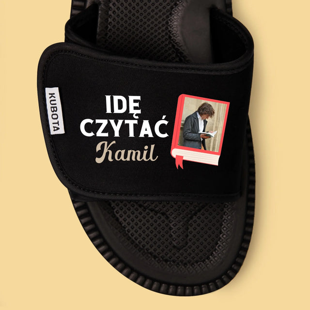 Zdjęcie i Podpis: Idę Czytać - Klapki Kubota