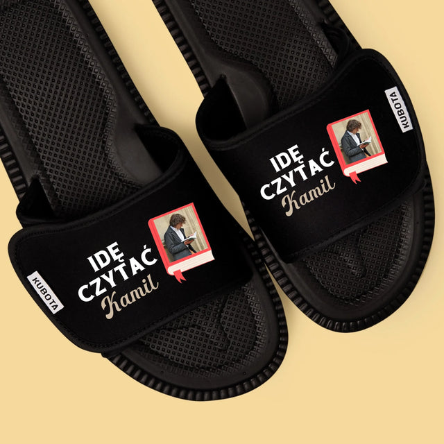 Zdjęcie i Podpis: Idę Czytać - Klapki Kubota