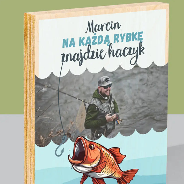 Zdjęcie i Podpis: Znajdzie Haczyk - Wydruk Na Drewnie