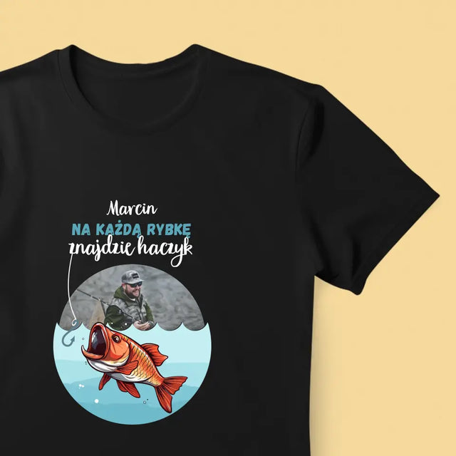Zdjęcie i Podpis: Znajdzie Haczyk - Koszulka Męska z Nadrukiem