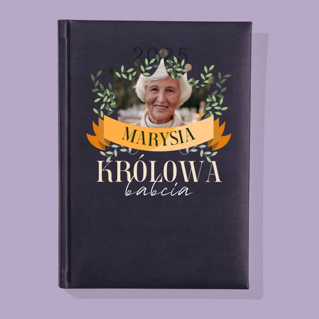 Zdjęcie i Podpis: Królowa Babcia - Kalendarz Książkowy