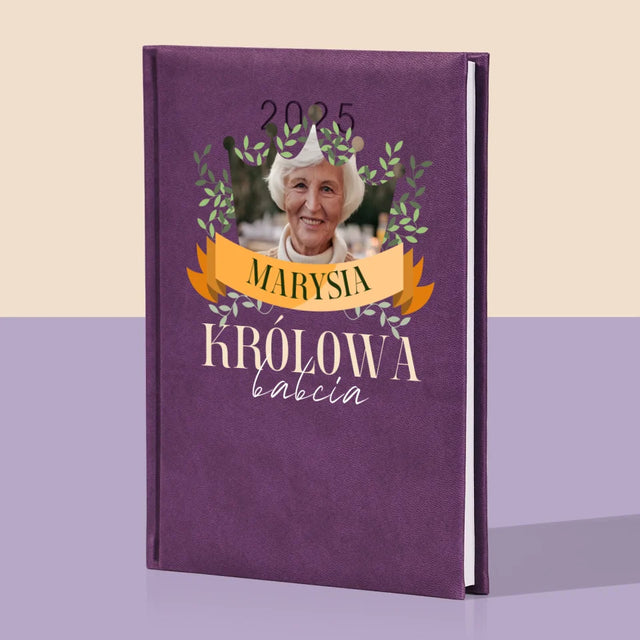 Zdjęcie i Podpis: Królowa Babcia - Kalendarz Książkowy