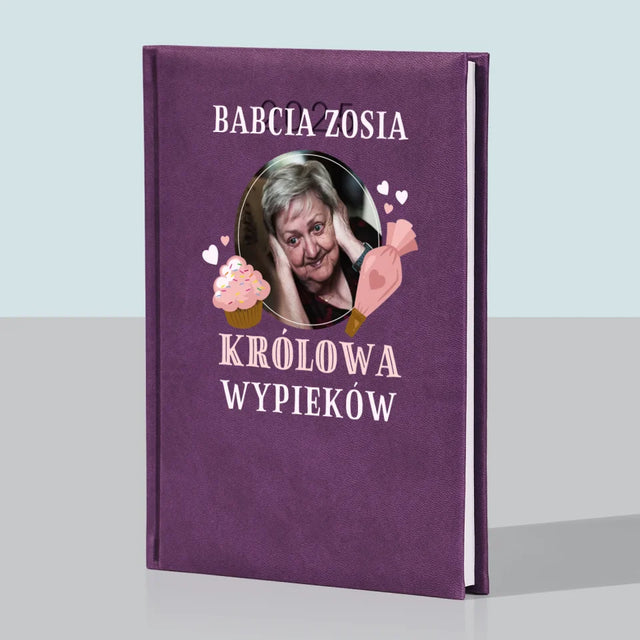 Zdjęcie i Podpis: Królowa Wypieków - Kalendarz Książkowy