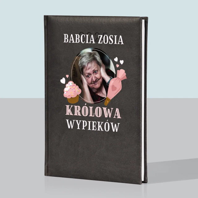 Zdjęcie i Podpis: Królowa Wypieków - Kalendarz Książkowy