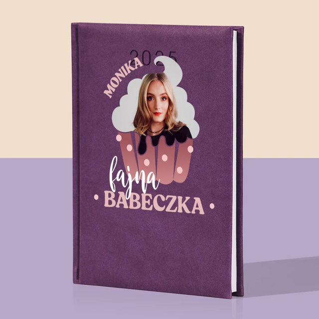 Zdjęcie i Podpis: Fajna Babeczka - Kalendarz Książkowy