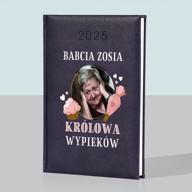 Zdjęcie i Podpis: Królowa Wypieków - Kalendarz Książkowy