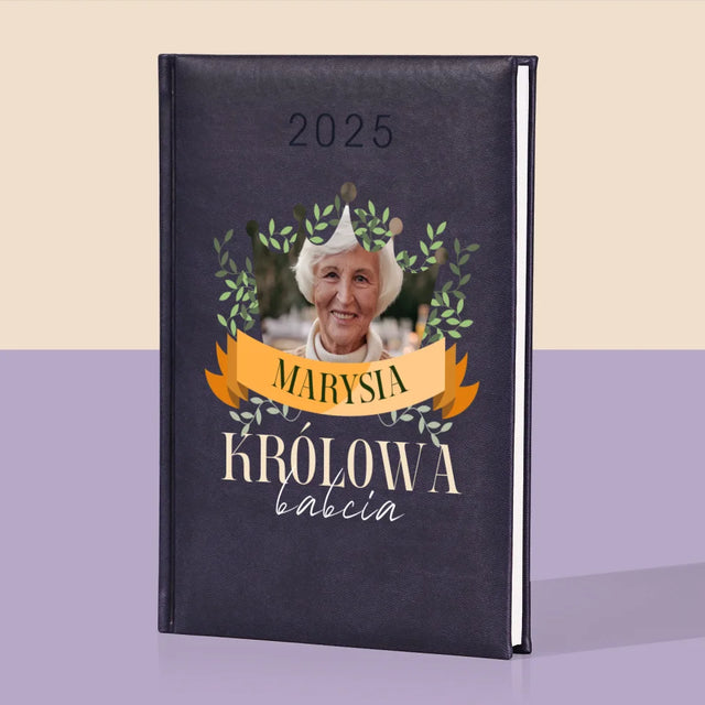 Zdjęcie i Podpis: Królowa Babcia - Kalendarz Książkowy