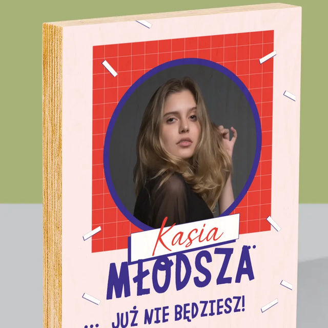 Zdjęcie i Podpis: Młodsza Nie Będziesz - Wydruk Na Drewnie