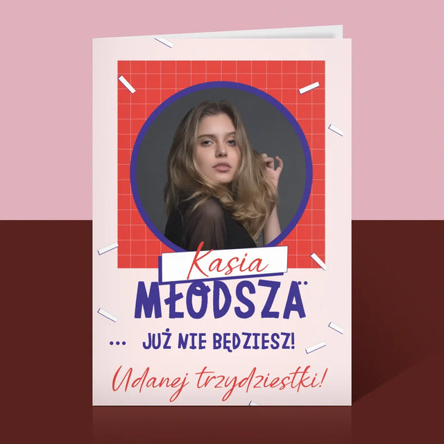 Zdjęcie i Podpis: Młodsza Nie Będziesz - Kartka z Życzeniami