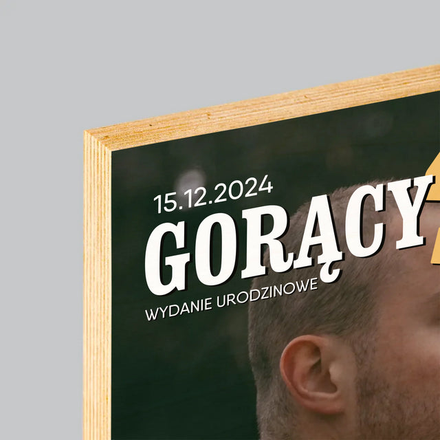 Okładka Magazynu: Gorący 40-Latek - Wydruk Na Drewnie