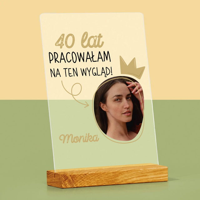 Zdjęcie I Podpis: 40 Lat Pracowałam Na Ten Wygląd - Wydruk Na Szkle Akrylowym