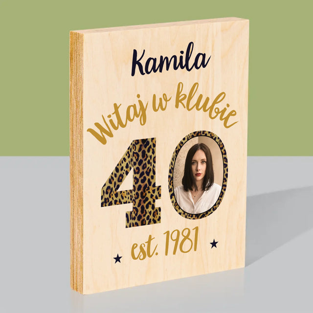 Zdjęcie I Podpis: Witaj W Klubie 40 - Wydruk Na Drewnie