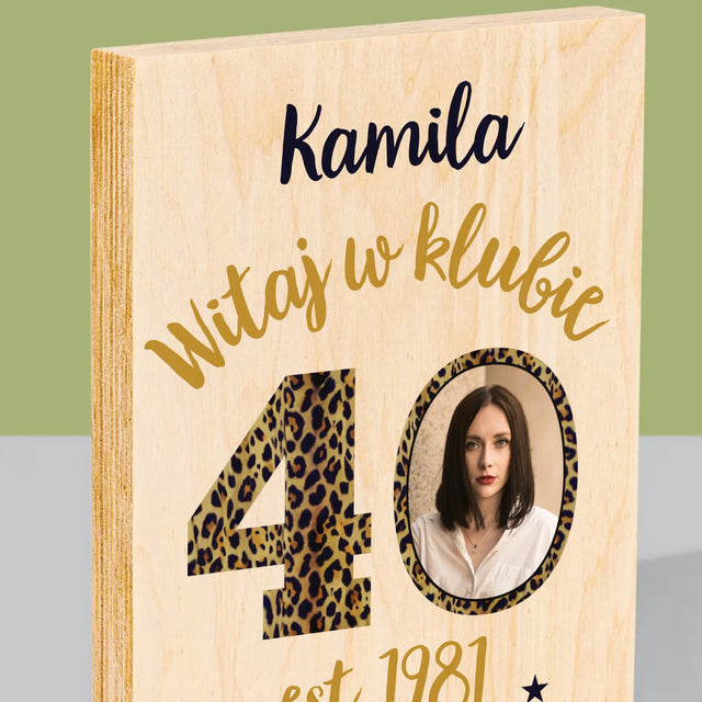 Zdjęcie I Podpis: Witaj W Klubie 40 - Wydruk Na Drewnie