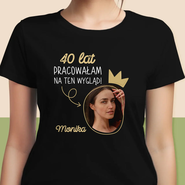 Zdjęcie I Podpis: 40 Lat Pracowałam Na Ten Wygląd - Koszulka Damska z Nadrukiem