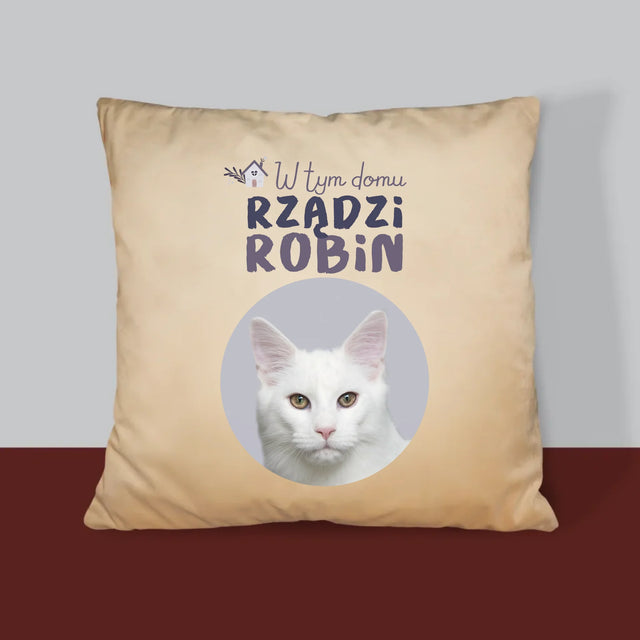 Zdjęcie i Podpis: w Tym Domu Rządzi Zwierzak - Poduszka z Nadrukiem