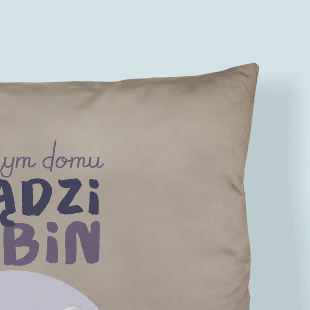 Zdjęcie i Podpis: w Tym Domu Rządzi Zwierzak - Poduszka z Nadrukiem