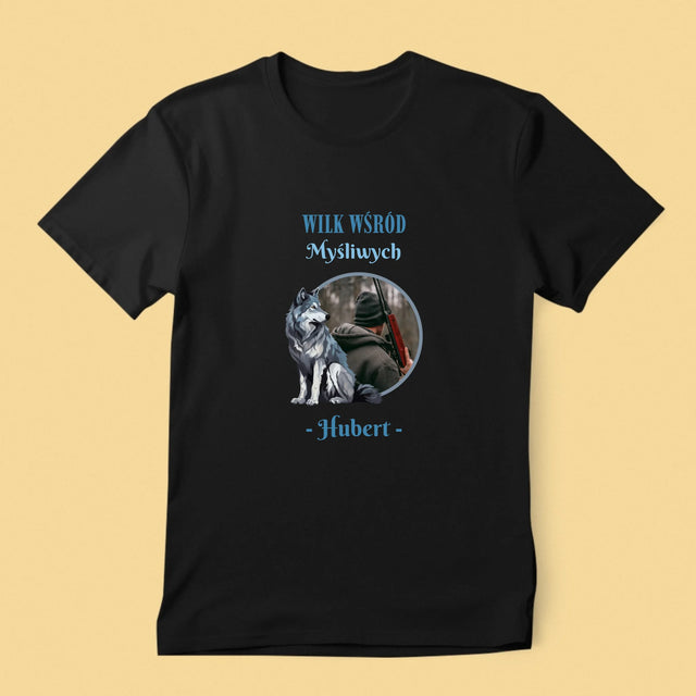 Zdjęcie I Podpis: Wilk Wśród Myśliwych - Koszulka Męska z Nadrukiem