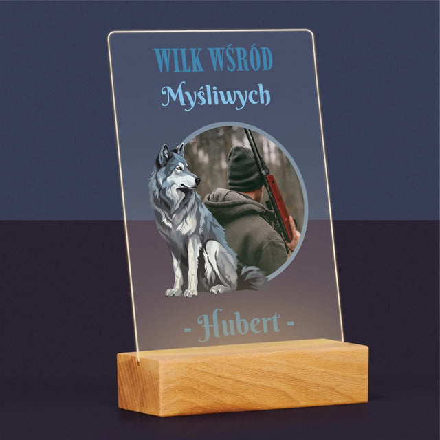 Zdjęcie I Podpis: Wilk Wśród Myśliwych - Wydruk Na Szkle Akrylowym