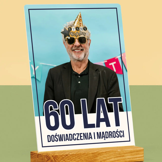 Zdjęcie i Podpis: 60 Lat Doświadczenia i Mądrości - Wydruk Na Szkle Akrylowym
