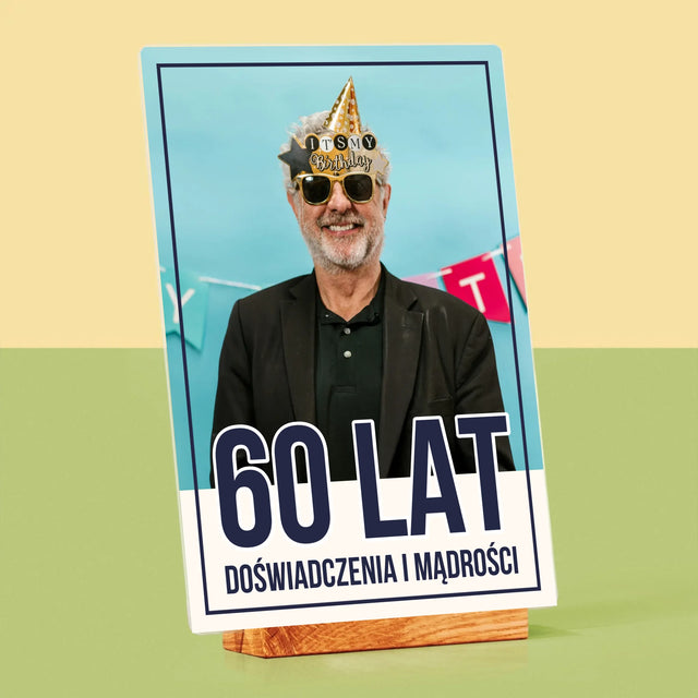 Zdjęcie i Podpis: 60 Lat Doświadczenia i Mądrości - Wydruk Na Szkle Akrylowym