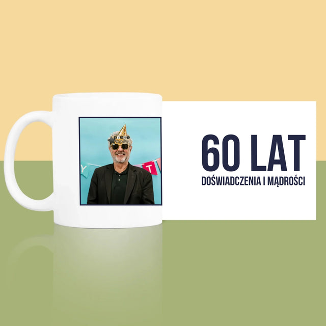 Zdjęcie i Podpis: 60 Lat Doświadczenia i Mądrości - Kubek z Nadrukiem
