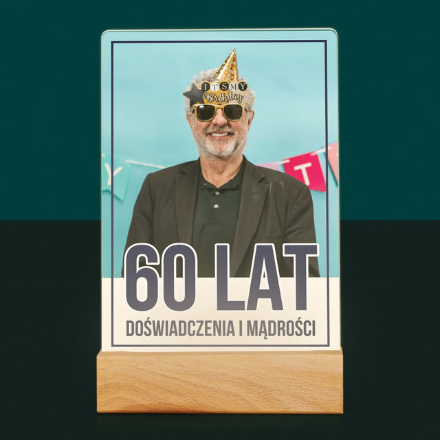 Zdjęcie i Podpis: 60 Lat Doświadczenia i Mądrości - Wydruk Na Szkle Akrylowym