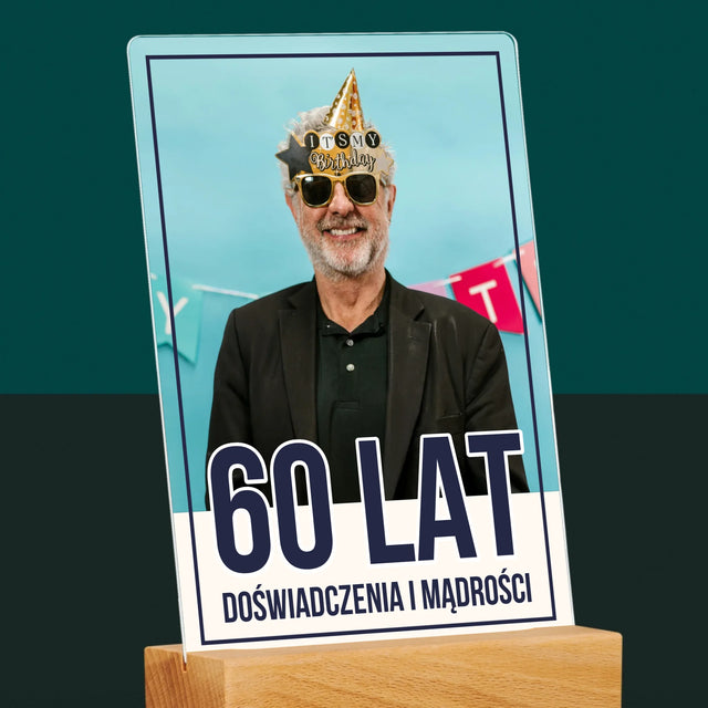 Zdjęcie i Podpis: 60 Lat Doświadczenia i Mądrości - Wydruk Na Szkle Akrylowym