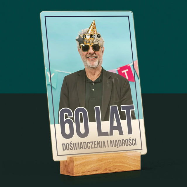 Zdjęcie i Podpis: 60 Lat Doświadczenia i Mądrości - Wydruk Na Szkle Akrylowym