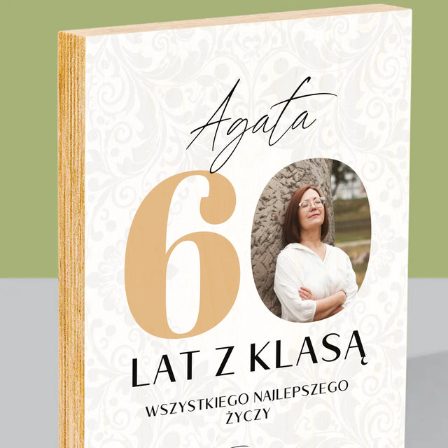 Zdjęcie i Podpis: 60 Lat z Klasą - Wydruk Na Drewnie