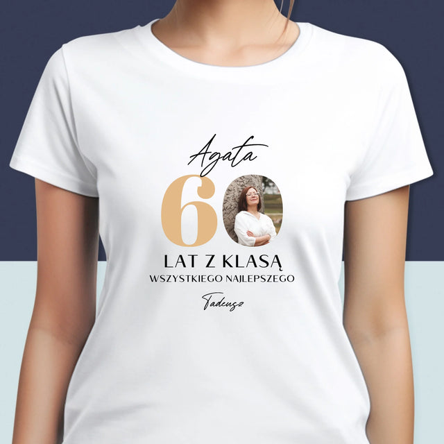 Zdjęcie i Podpis: 60 Lat z Klasą - Koszulka Damska z Nadrukiem