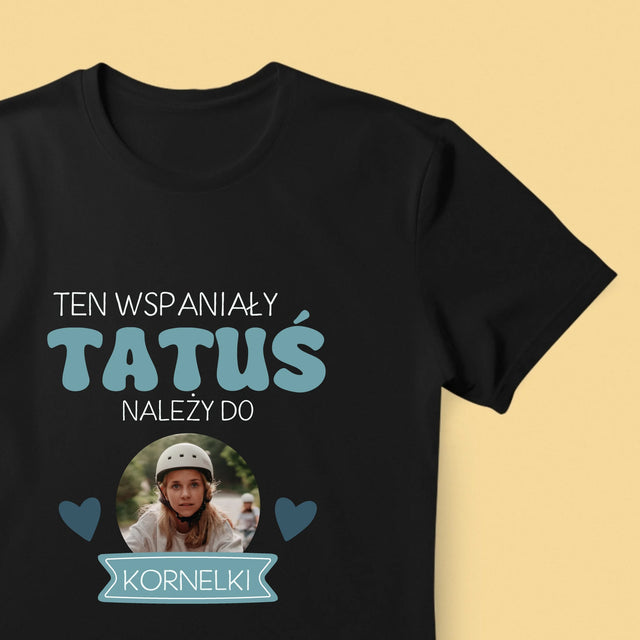 Zdjęcie I Podpis: Tatuś Należy Do - Koszulka Męska z Nadrukiem