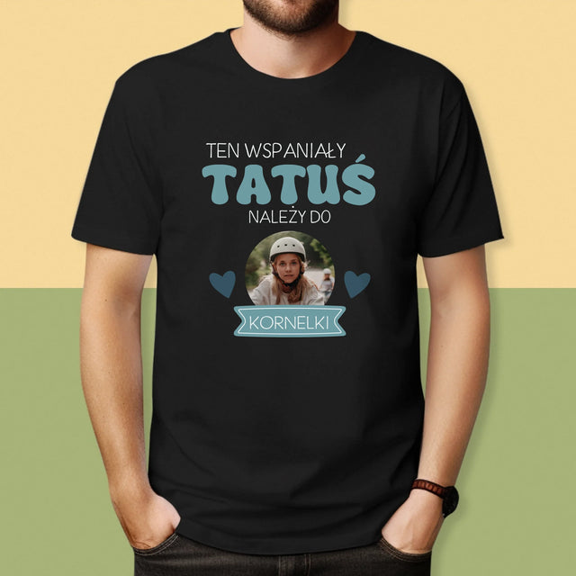 Zdjęcie I Podpis: Tatuś Należy Do - Koszulka Męska z Nadrukiem