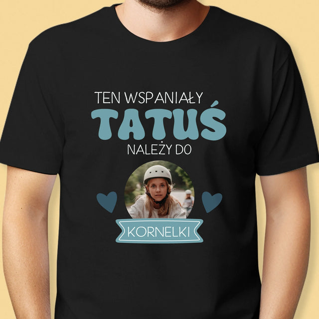 Zdjęcie I Podpis: Tatuś Należy Do - Koszulka Męska z Nadrukiem