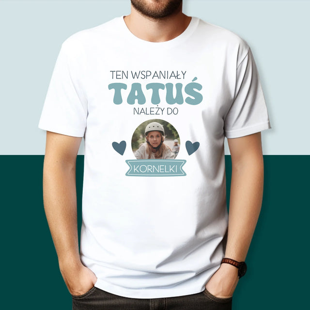 Zdjęcie I Podpis: Tatuś Należy Do - Koszulka Męska z Nadrukiem