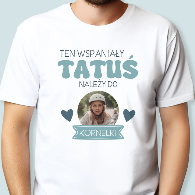 Zdjęcie I Podpis: Tatuś Należy Do - Koszulka Męska z Nadrukiem