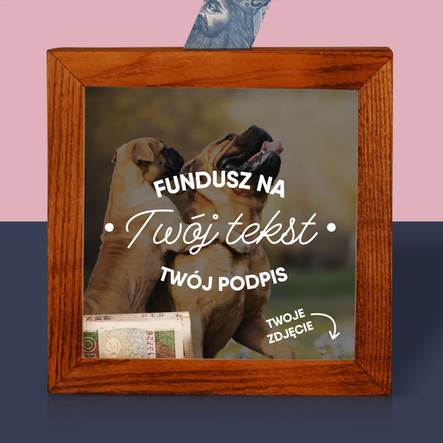 Zdjęcie I Podpis: Fundusz Na - Drewniana Skarbonka