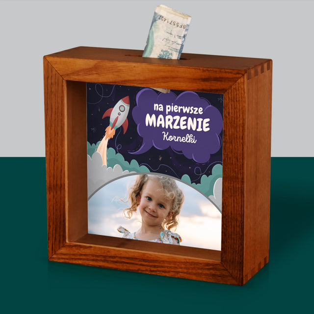 Zdjęcie I Podpis: Na Pierwsze Marzenie - Drewniana Skarbonka